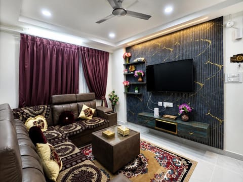 Communal lounge/ TV room, TV and multimedia, Living room, Seating area, Evening entertainment