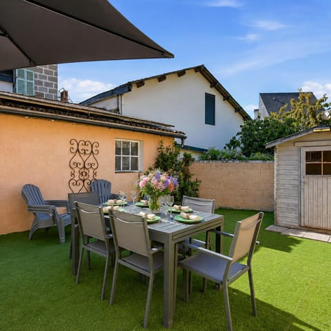 Patio, Garden, Dining area, Garden view