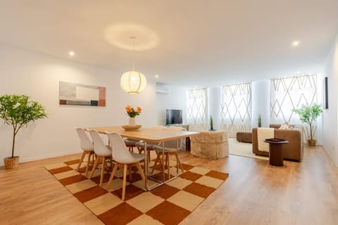 TV and multimedia, Living room, Seating area, Dining area, air conditioner