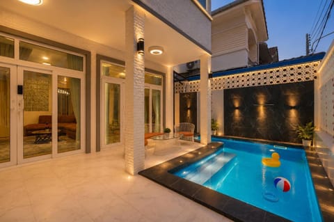Swimming pool, fireplace