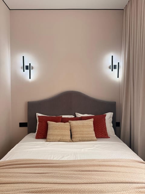 Property building, Facade/entrance, Bed, Photo of the whole room, Bedroom, Location, hair dryier