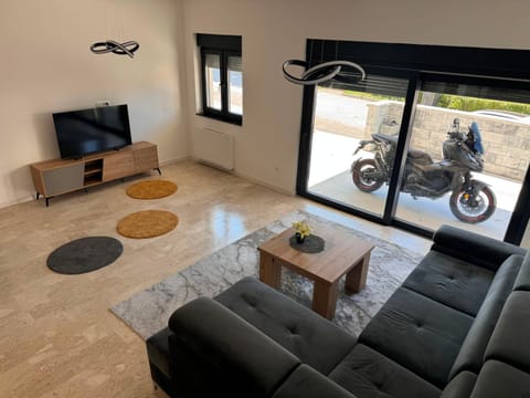 Communal lounge/ TV room, TV and multimedia, Living room, Seating area, Evening entertainment