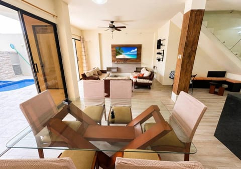Communal lounge/ TV room, TV and multimedia, Living room, Seating area, Dining area, Evening entertainment, fireplace, air conditioner