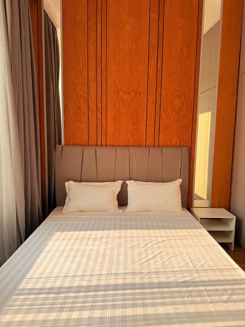 Property building, Facade/entrance, Bed, Photo of the whole room, Bedroom, Location, hair dryier, wardrobe