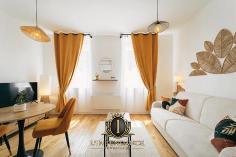 Property building, Communal lounge/ TV room, Bed, TV and multimedia, Living room, Photo of the whole room, Seating area, Dining area, Bedroom