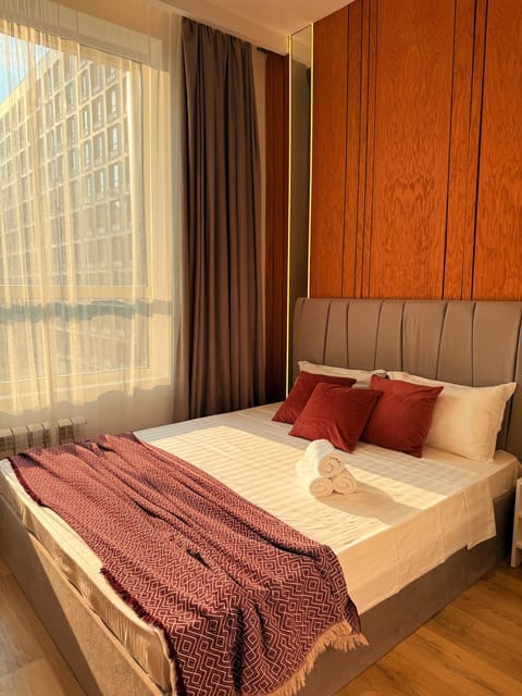 Property building, Facade/entrance, Bed, Photo of the whole room, Bedroom, Location, hair dryier, towels