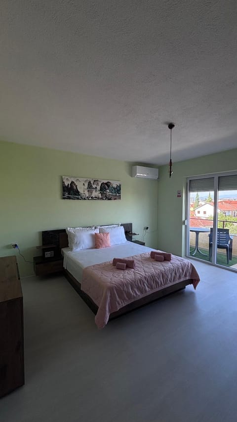 Bed, Photo of the whole room, Bedroom, pet friendly, air conditioner