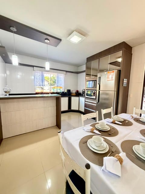 Coffee/tea facilities, Kitchen or kitchenette, Dining area