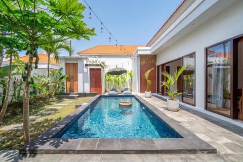 Property building, Patio, Swimming pool, Swimming pool