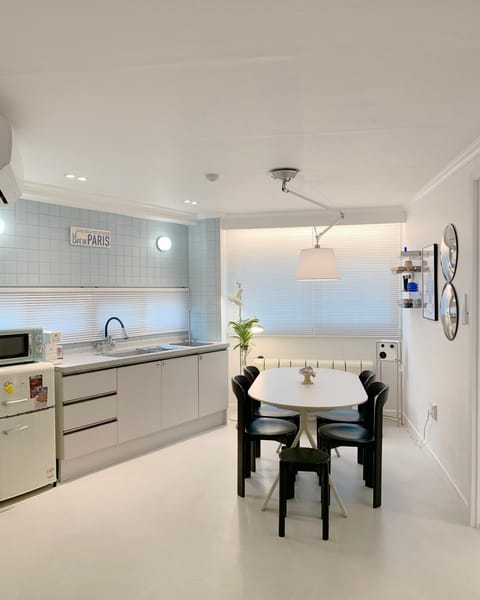Kitchen or kitchenette, Dining area