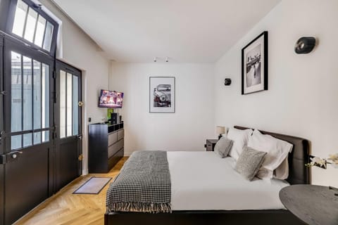 Bed, TV and multimedia, Bedroom