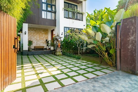 Property building, Patio, Day, Garden, Parking