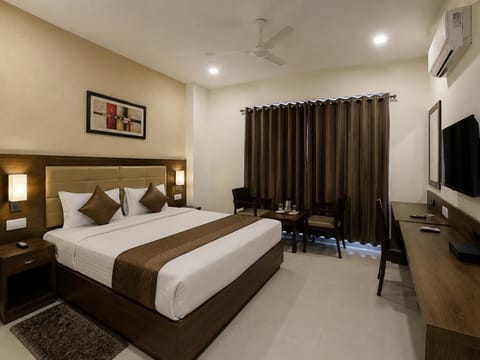 Communal lounge/ TV room, Bed, TV and multimedia, Living room, Photo of the whole room, Seating area, Evening entertainment, Bedroom, hair dresser, air conditioner