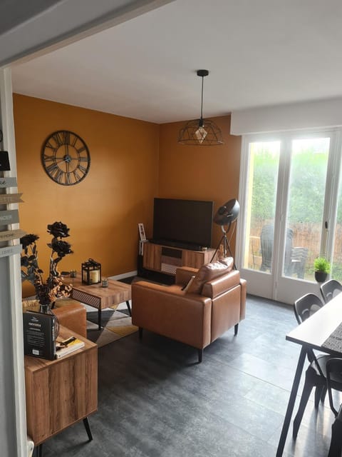 TV and multimedia, Living room, Dining area
