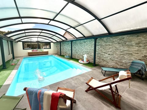 Swimming pool, sunbed