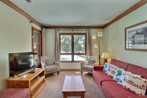 Communal lounge/ TV room, TV and multimedia, Living room, Seating area, internet, internet