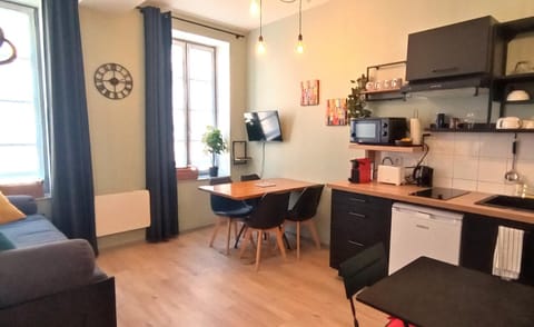 TV and multimedia, Living room, Seating area, Dining area