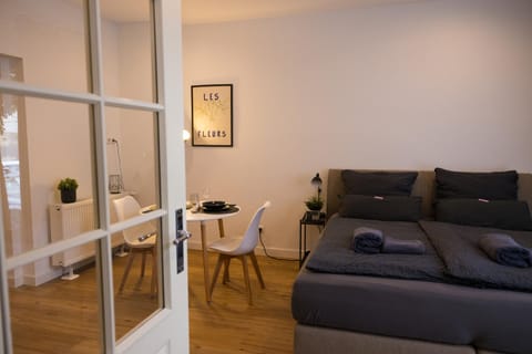 Bed, Living room, Photo of the whole room, Seating area, Dining area, Bedroom