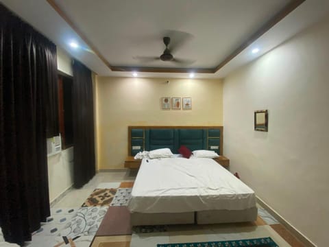 Bed, fireplace