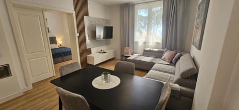 TV and multimedia, Living room, Seating area, Dining area