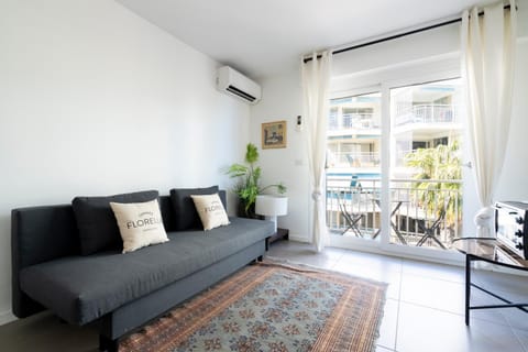 View (from property/room), Balcony/Terrace, Living room, Decorative detail, Seating area, City view, microwave, air conditioner