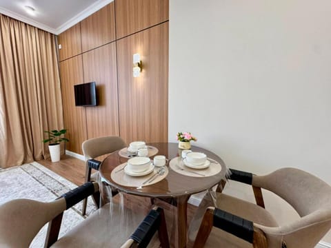 TV and multimedia, Living room, Seating area, Dining area