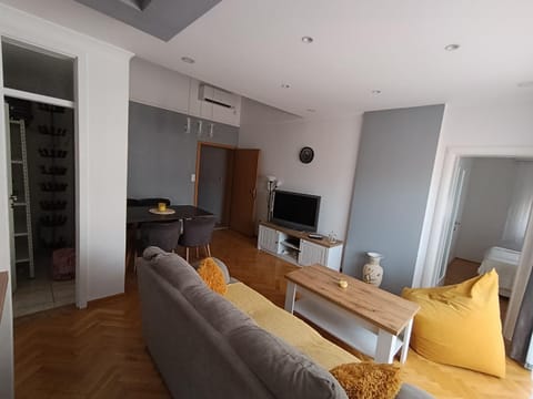TV and multimedia, Living room, Seating area, Dining area, air conditioner