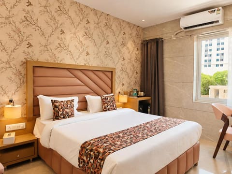 Bed, Photo of the whole room, Seating area, Bedroom, air conditioner
