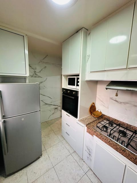 Kitchen or kitchenette, minibar, oven, stove