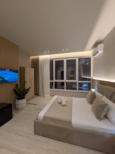 Bed, TV and multimedia, Photo of the whole room, Bedroom