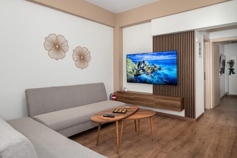 Communal lounge/ TV room, TV and multimedia, Living room, Seating area, Evening entertainment