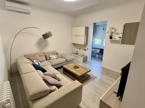 TV and multimedia, Living room, Seating area, air conditioner