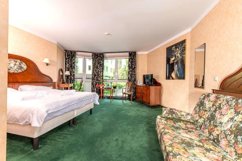 Photo of the whole room, Seating area, Bedroom