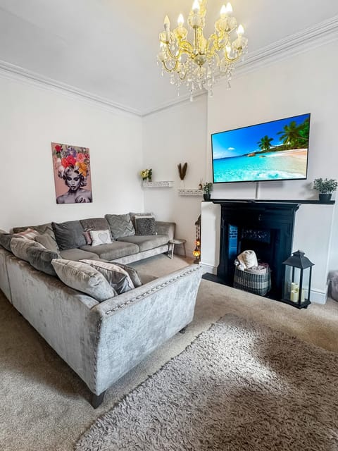 Communal lounge/ TV room, TV and multimedia, Living room, Seating area