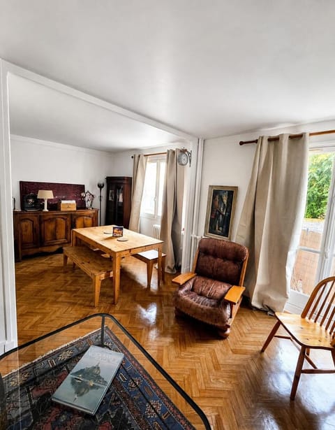 Seating area, Dining area