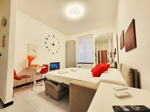 Bed, TV and multimedia, Photo of the whole room, Bedroom, locker, towels