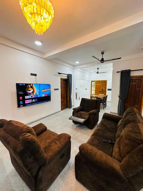 Communal lounge/ TV room, TV and multimedia, Living room, Seating area, Evening entertainment