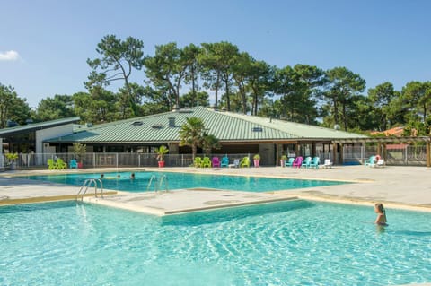 Property building, Patio, Restaurant/places to eat, Lounge or bar, Swimming pool