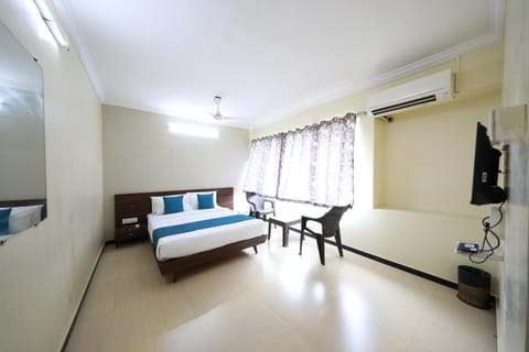 Bed, Photo of the whole room, Seating area, Bedroom, air conditioner