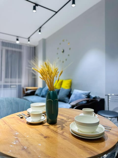 Bed, Living room, Photo of the whole room, Seating area, Dining area
