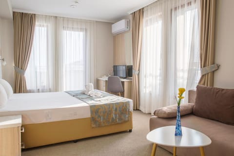 Bed, TV and multimedia, Photo of the whole room
