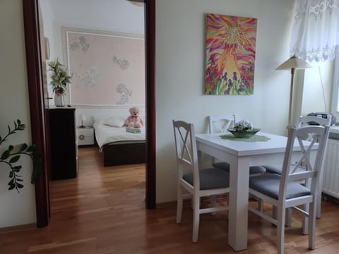 Bed, Living room, Photo of the whole room, Seating area, Dining area