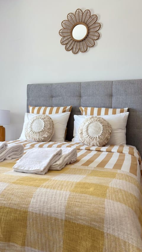 Bedroom, towels