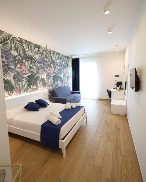 Bed, TV and multimedia, Photo of the whole room, Bedroom, towels