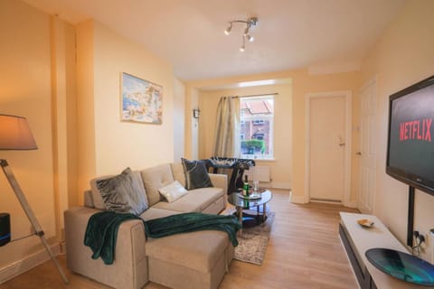 TV and multimedia, Living room, Seating area, Evening entertainment