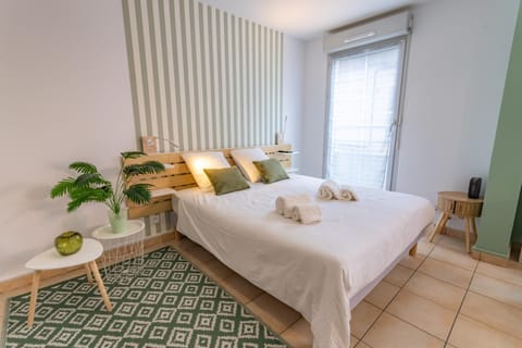 Communal lounge/ TV room, Bed, Photo of the whole room, Bedroom, Sunrise, towels