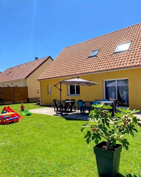 Patio, Day, Natural landscape, BBQ facilities, Children play ground, Children play ground, Garden, Garden view