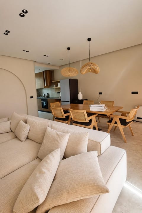 Kitchen or kitchenette, Living room, Seating area, Dining area