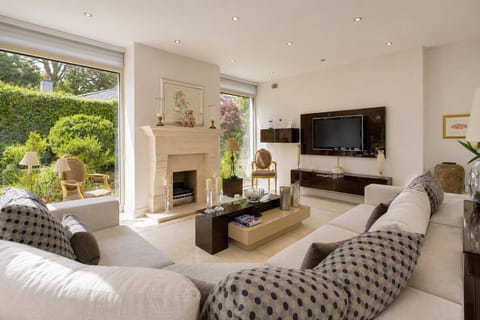Living room, Seating area, Evening entertainment, Garden view