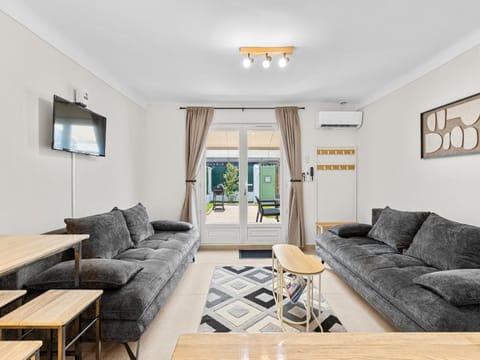 Communal lounge/ TV room, TV and multimedia, Living room, Seating area, Evening entertainment, air conditioner